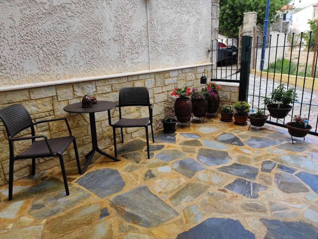 Αυλή με πέτρα Καρύστου