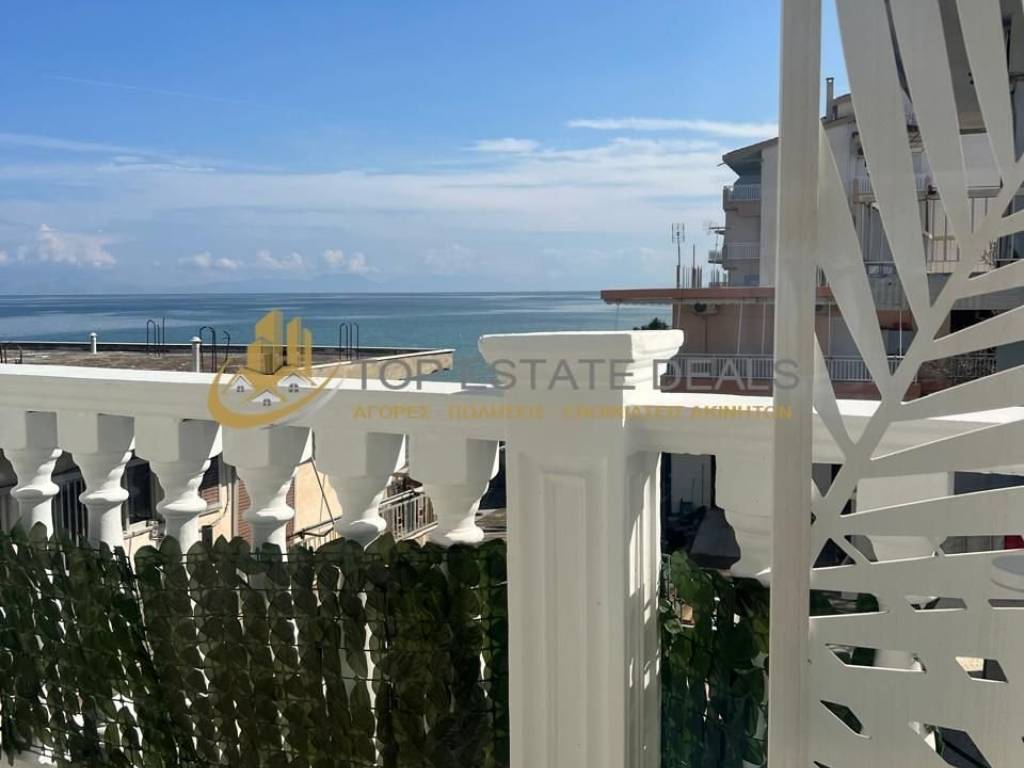 Μπαλκόνι οικίας με φόντο τον Κορινθιακό