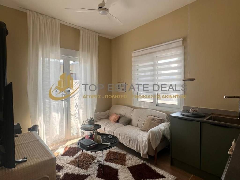 κσθιστικό -κουζίνα -ανεμιστήρας οροφής-παράθυρο