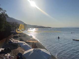 ιδιωτική παραλία μπροστά στην πολυκατοικία