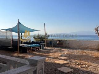 Άποψη ιδιόκτητου κοινόχρηστου κήπου μπροστά στην θάλασσα