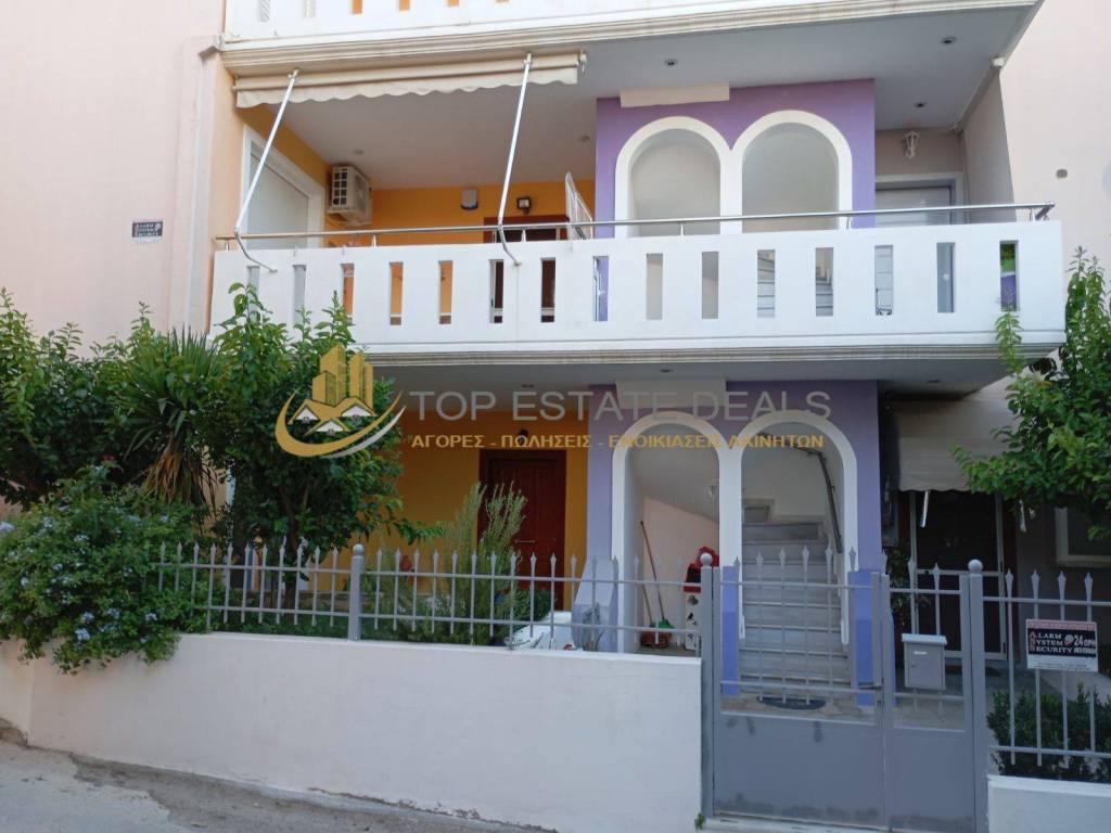 Άποψη διώροφου κτιρίου -στο ισόγειο αριστερά η οικία