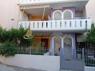 Άποψη διώροφου κτιρίου -στο ισόγειο αριστερά η οικία