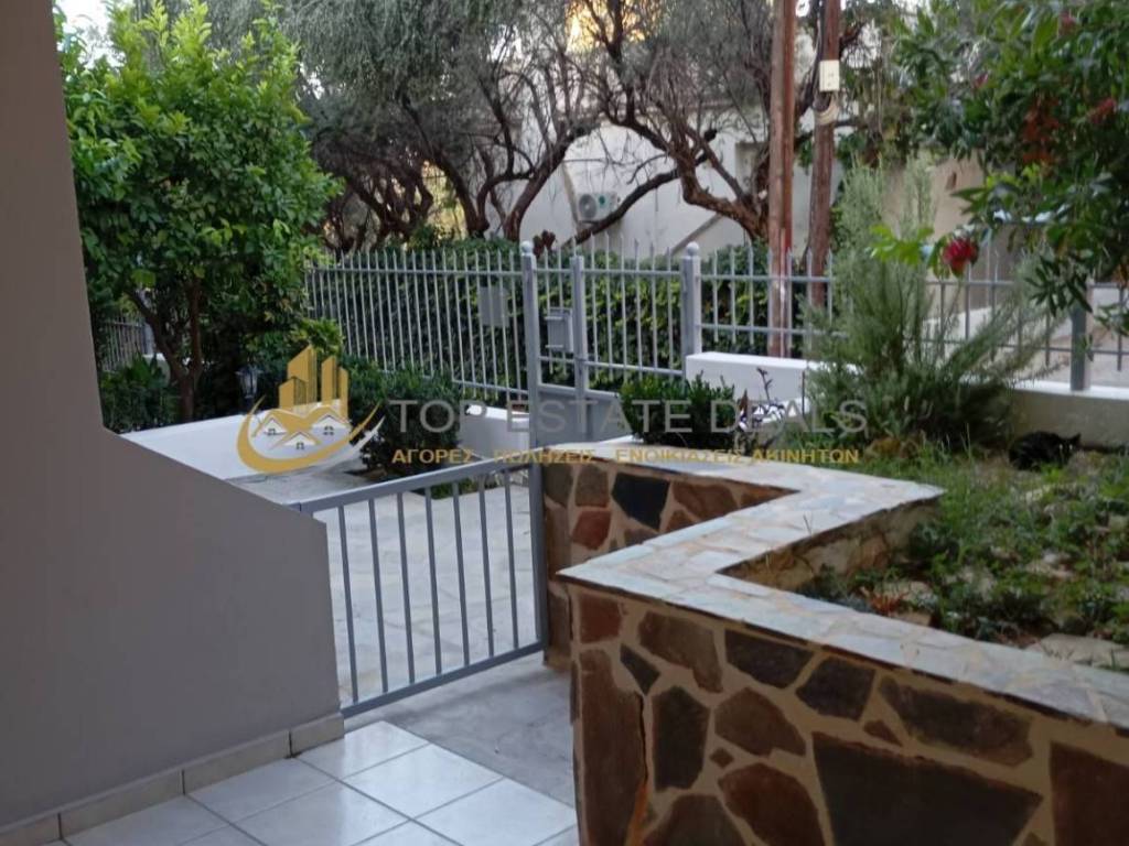 Είσοδος κτιρίου -περιφραγμένο μπροστινό μπαλκόνι 10 τ.μ.