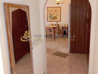 χωλ- είσοδος δεξιά -ευθεία τραπεζαρία