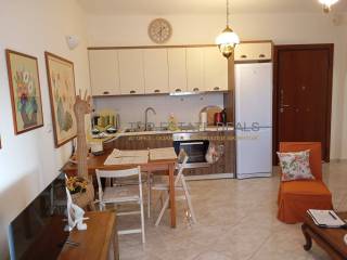 είσοδος αριστερά ψυγείο -κουζίνα-τραπεζαρία -τηλεόραση