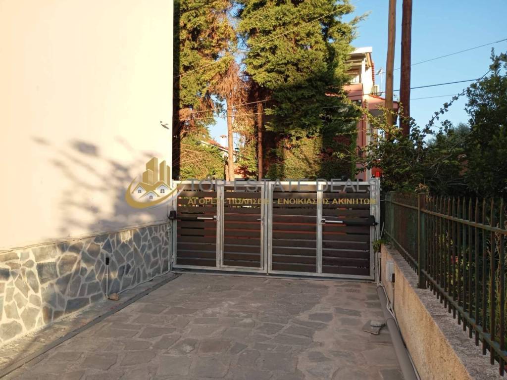 ηλεκτροκίνητη πόρτα γκαράζ