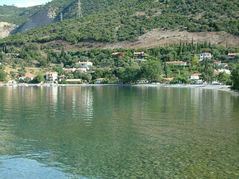 E PARALIA BRISKETAI SE APOSTASE 2&#039; ME TA PODIA