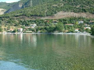 E PARALIA BRISKETAI SE APOSTASE 2' ME TA PODIA