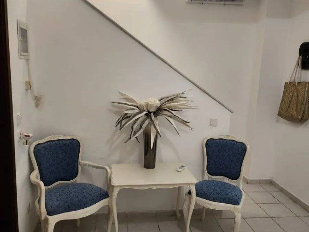 Forumland Real Estate, Είσοδος