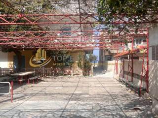 κοινόχρηστη αυλή -πάρκινγκ