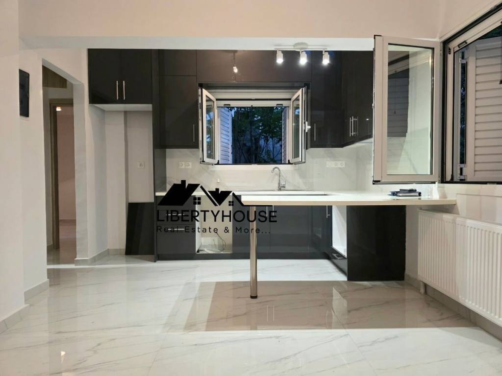 Πολυτελές κουζίνα με πολλούς αποθηκευτικούς χώρους