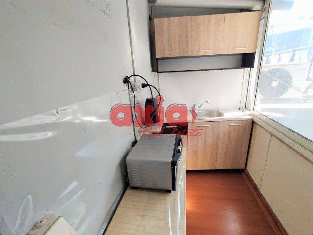 Ενοικιάζεται Studio 30τ.μ. σε ημιόροφο σε πολύ κεντρικό σημείο της πόλης. 