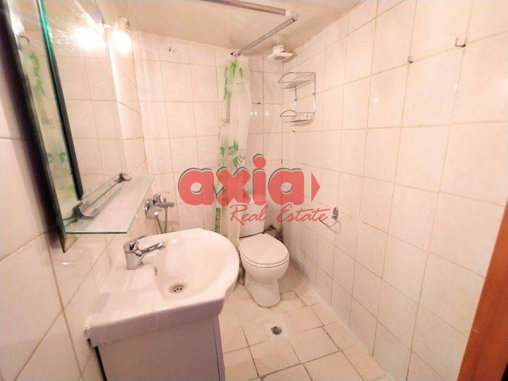 Ενοικιάζεται Studio 30τ.μ. σε ημιόροφο σε πολύ κεντρικό σημείο της πόλης. 