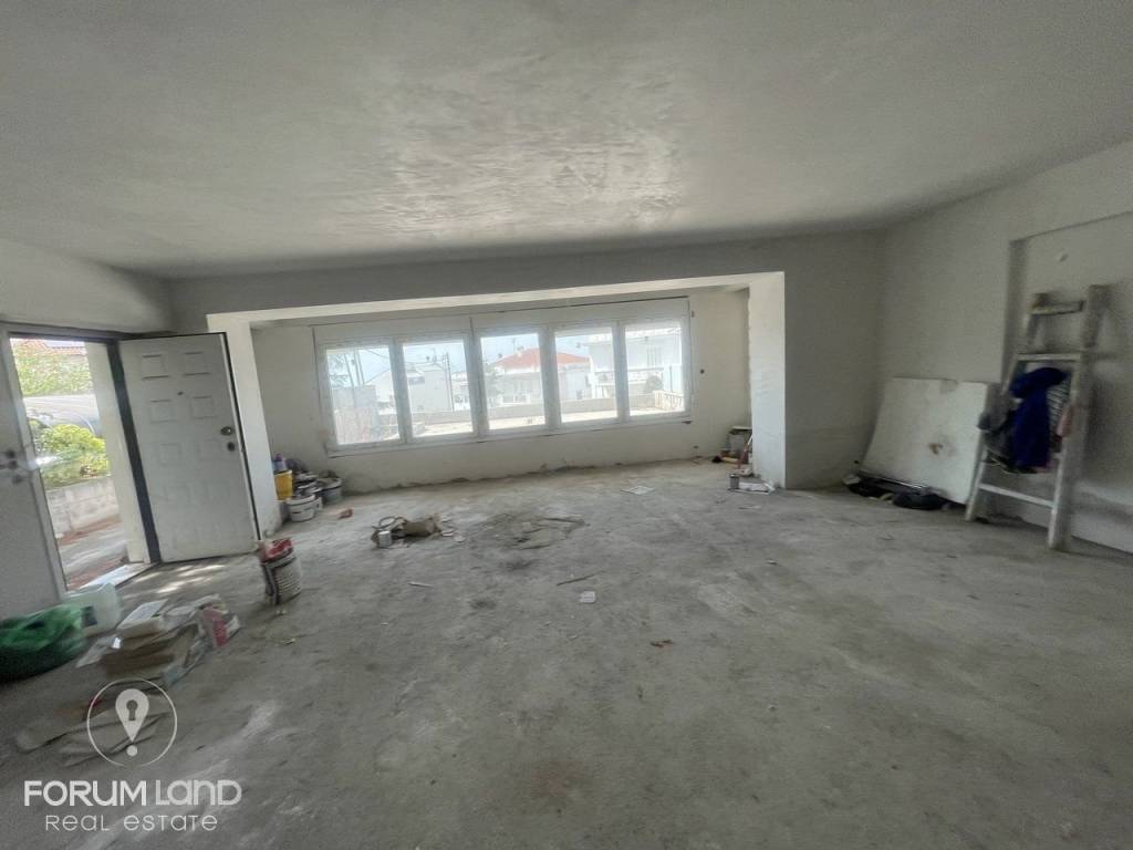 Forumland Real Estate, Σαλόνι