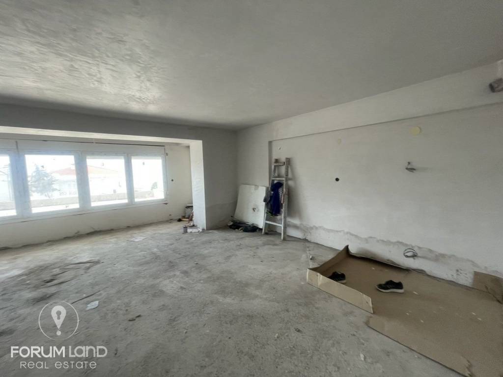 Forumland Real Estate, Σαλόνι