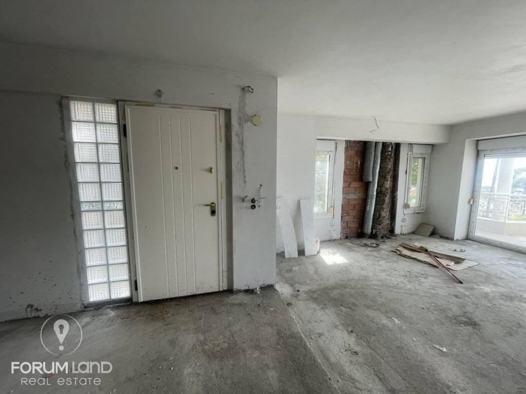 Forumland Real Estate, Είσοδος