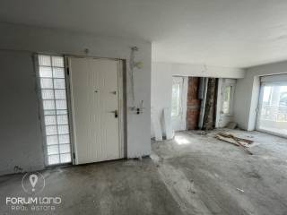 Forumland Real Estate, Είσοδος