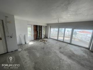 Forumland Real Estate, Σαλόνι