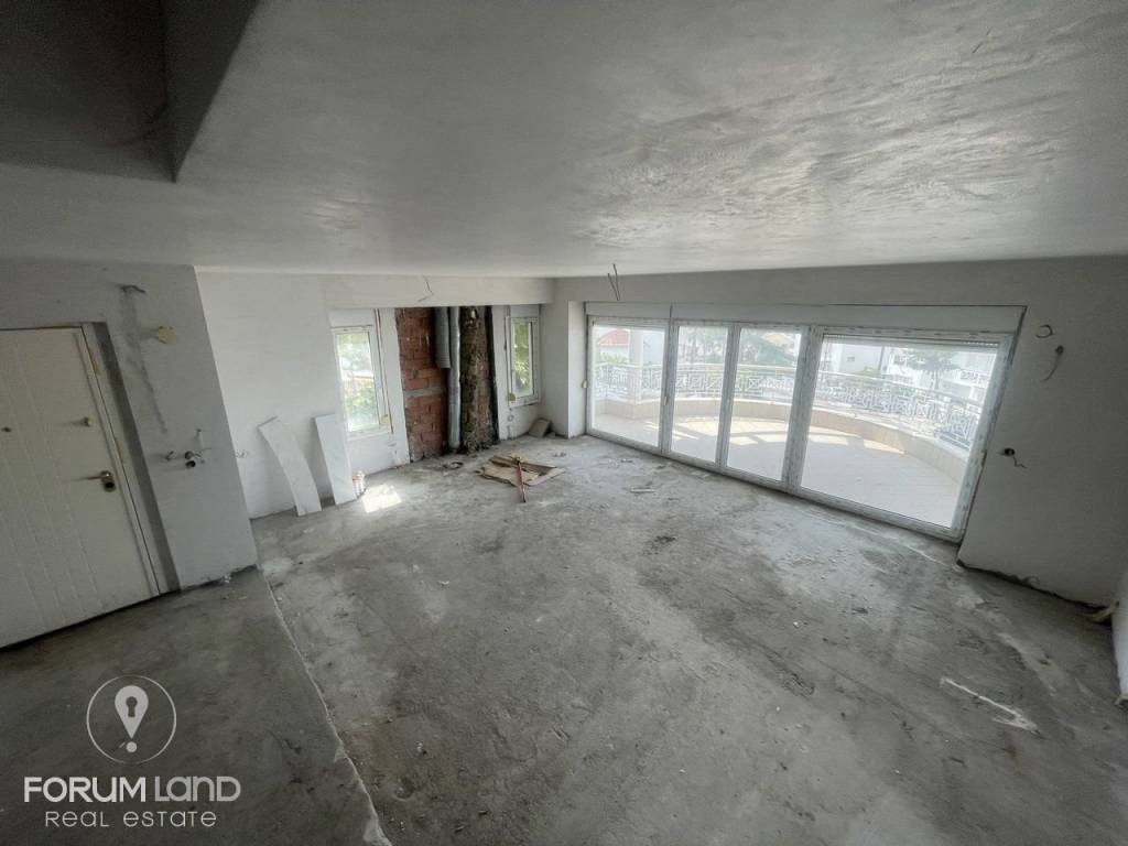 Forumland Real Estate, Σαλόνι