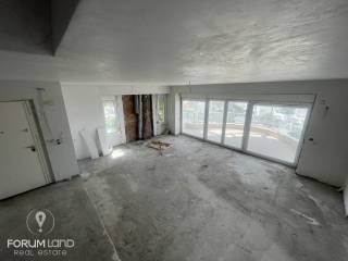 Forumland Real Estate, Σαλόνι