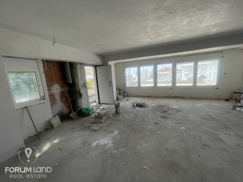 Forumland Real Estate, Σαλόνι