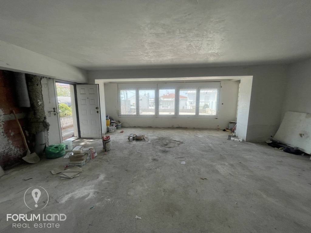 Forumland Real Estate, Σαλόνι