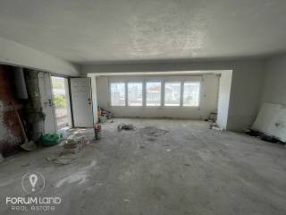 Forumland Real Estate, Σαλόνι