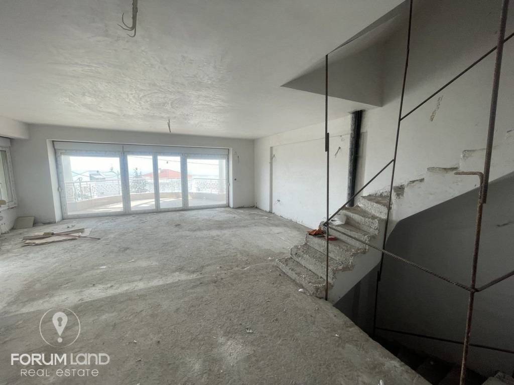 Forumland Real Estate, Σαλόνι