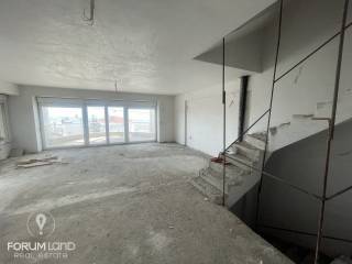 Forumland Real Estate, Σαλόνι