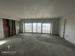 Forumland Real Estate, Σαλόνι