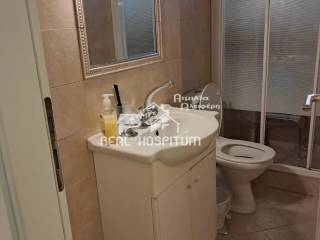 μπάνιο με παράθυρο