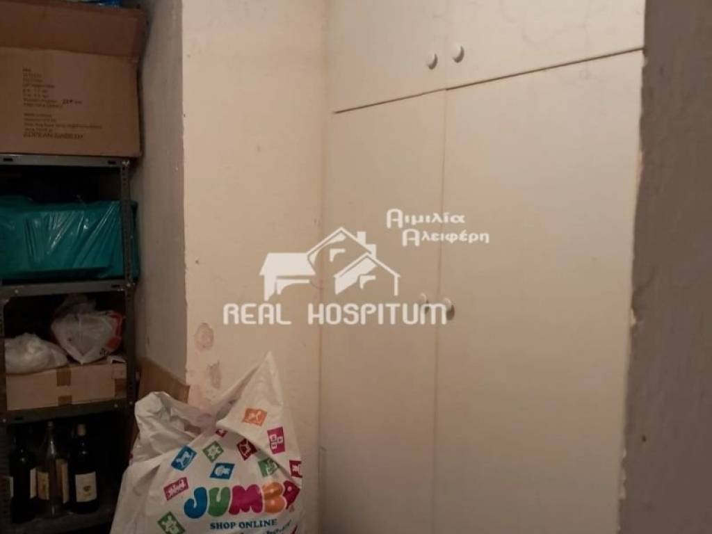 αποθήκη στο υπόγειο με εντοιχισμένη ντουλάπα εντός