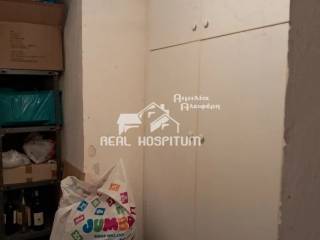 αποθήκη στο υπόγειο με εντοιχισμένη ντουλάπα εντός