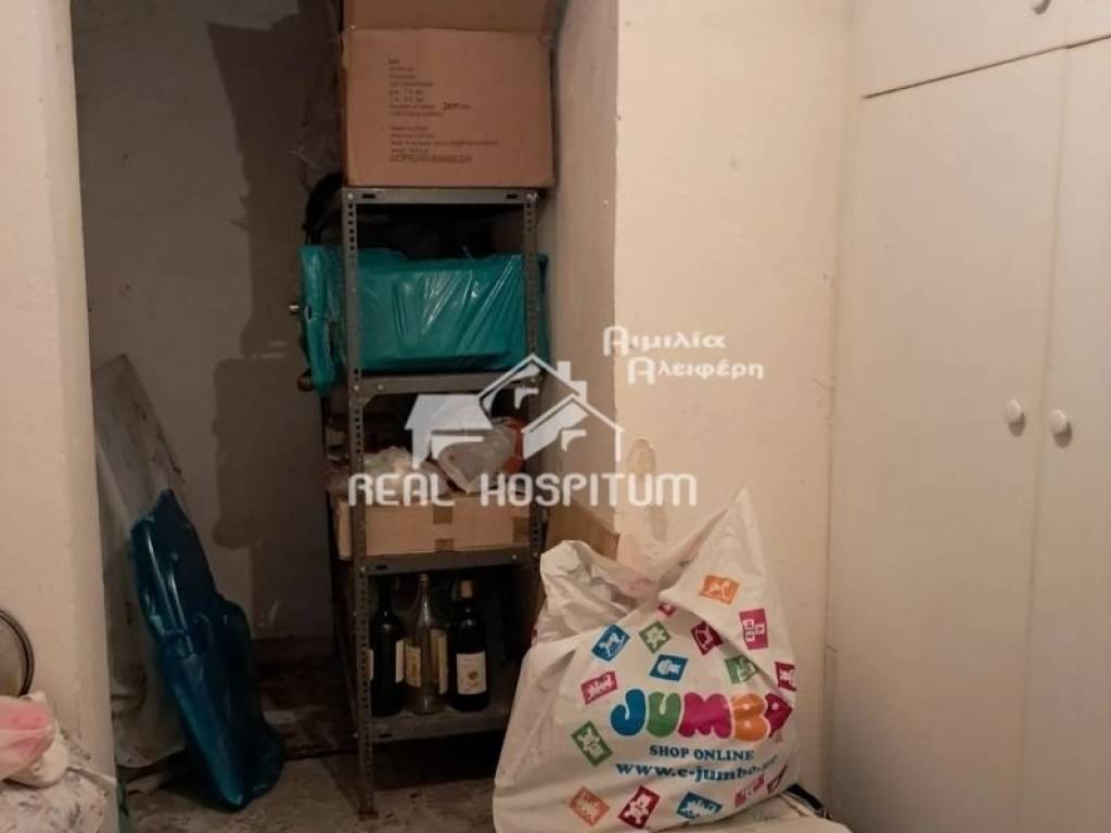 αποθήκη στο υπόγειο με εντοιχισμένη ντουλάπα εντός