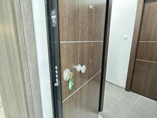 Forumland Real Estate, Θωρακισμένη πόρτα