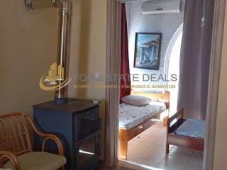 καθιστικό -ξυλόσομπα ,στο βάθος υπνοδωμάτιο,a/c