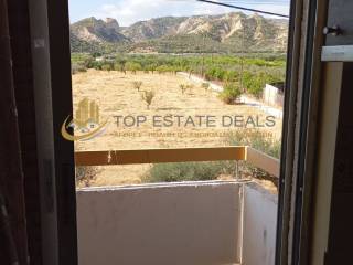 θέα βουνό από μπαλκονόπορτα κουζίνας