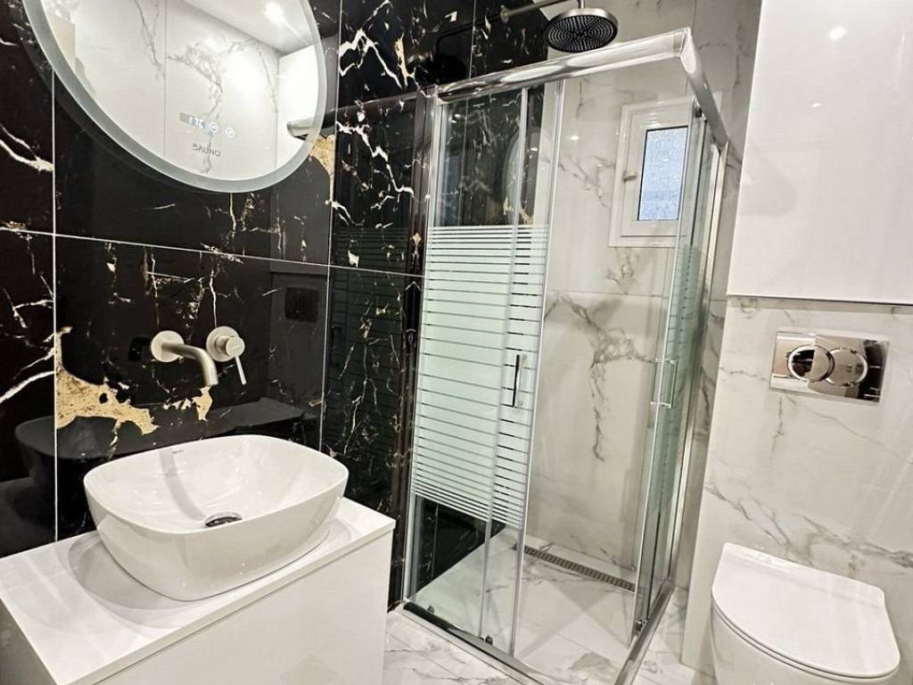 Forumland Real Estate, Μπάνιο