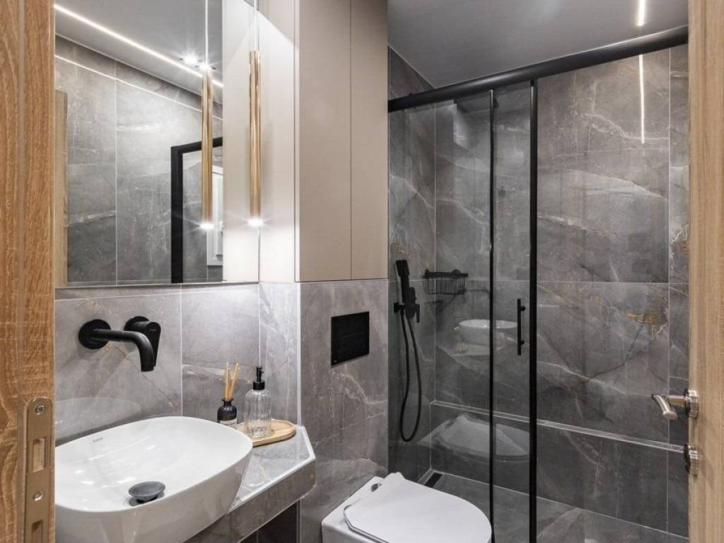 Forumland Real Estate, Μπάνιο