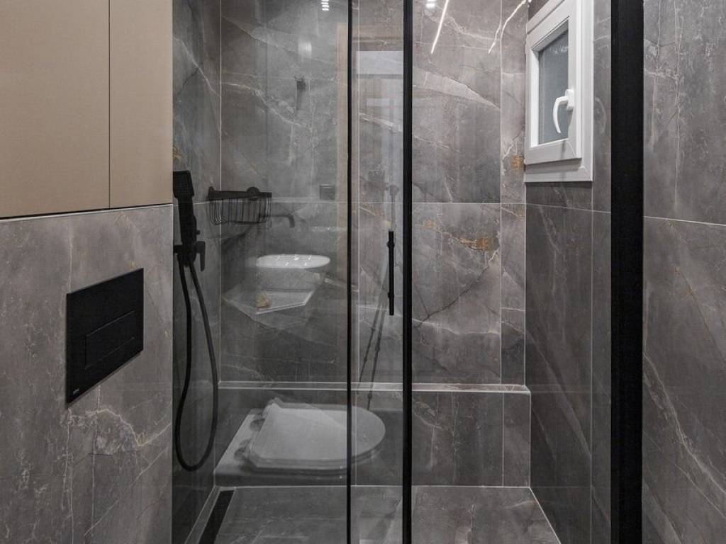 Forumland Real Estate, Μπάνιο