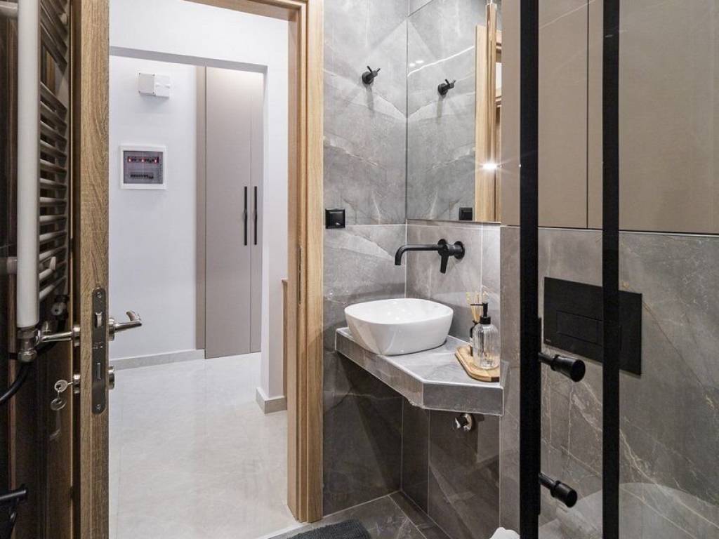 Forumland Real Estate, Μπάνιο