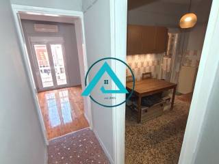 Χωλ με θεα στην κουζίνα και το πίσω δωματιο 3