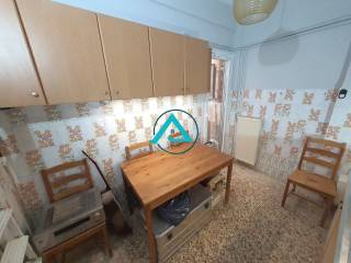 Κουζίνα με μικρό πίσω μπαλκόνι στο φωταγωγό