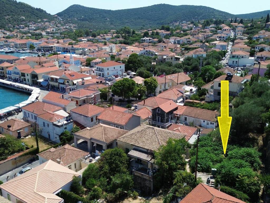 Aerial view and location of the land