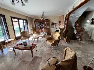 Saloni me megala parathyra kai monadike thea