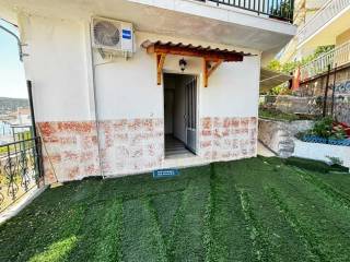 Η αυλή και η είσοδος