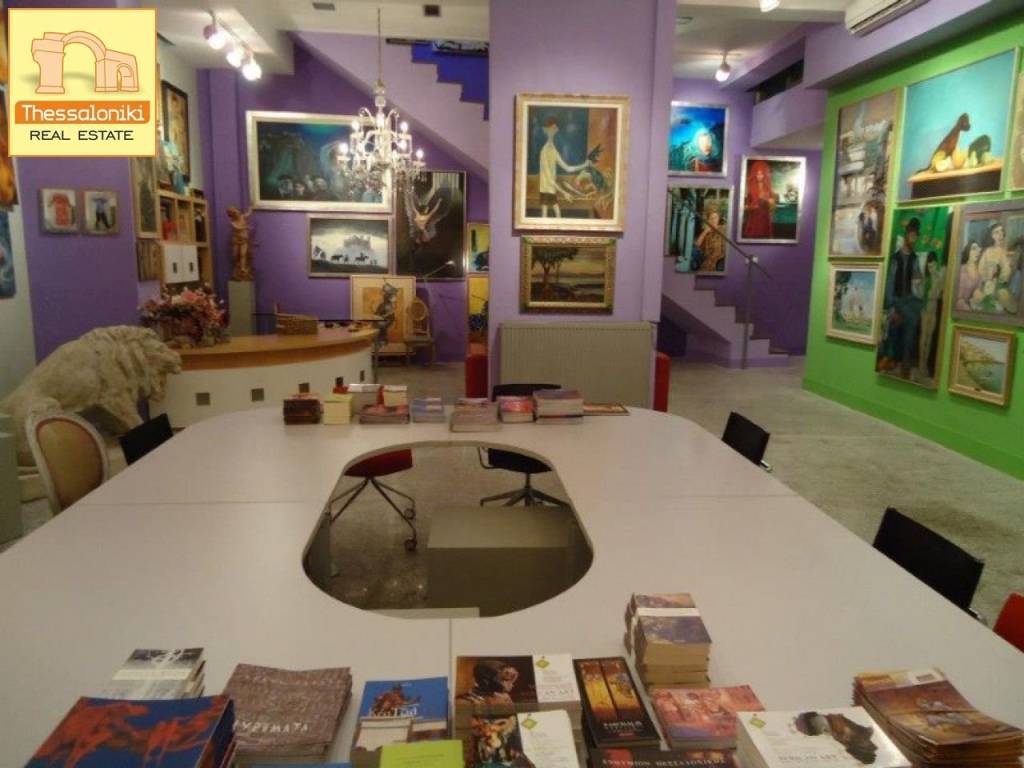 Αχειροποίητος, Κατάστημα