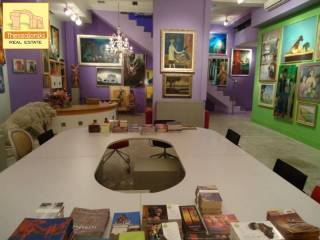 Αχειροποίητος, Κατάστημα