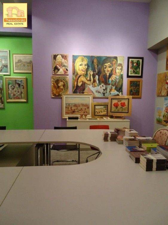 Αχειροποίητος, Κατάστημα